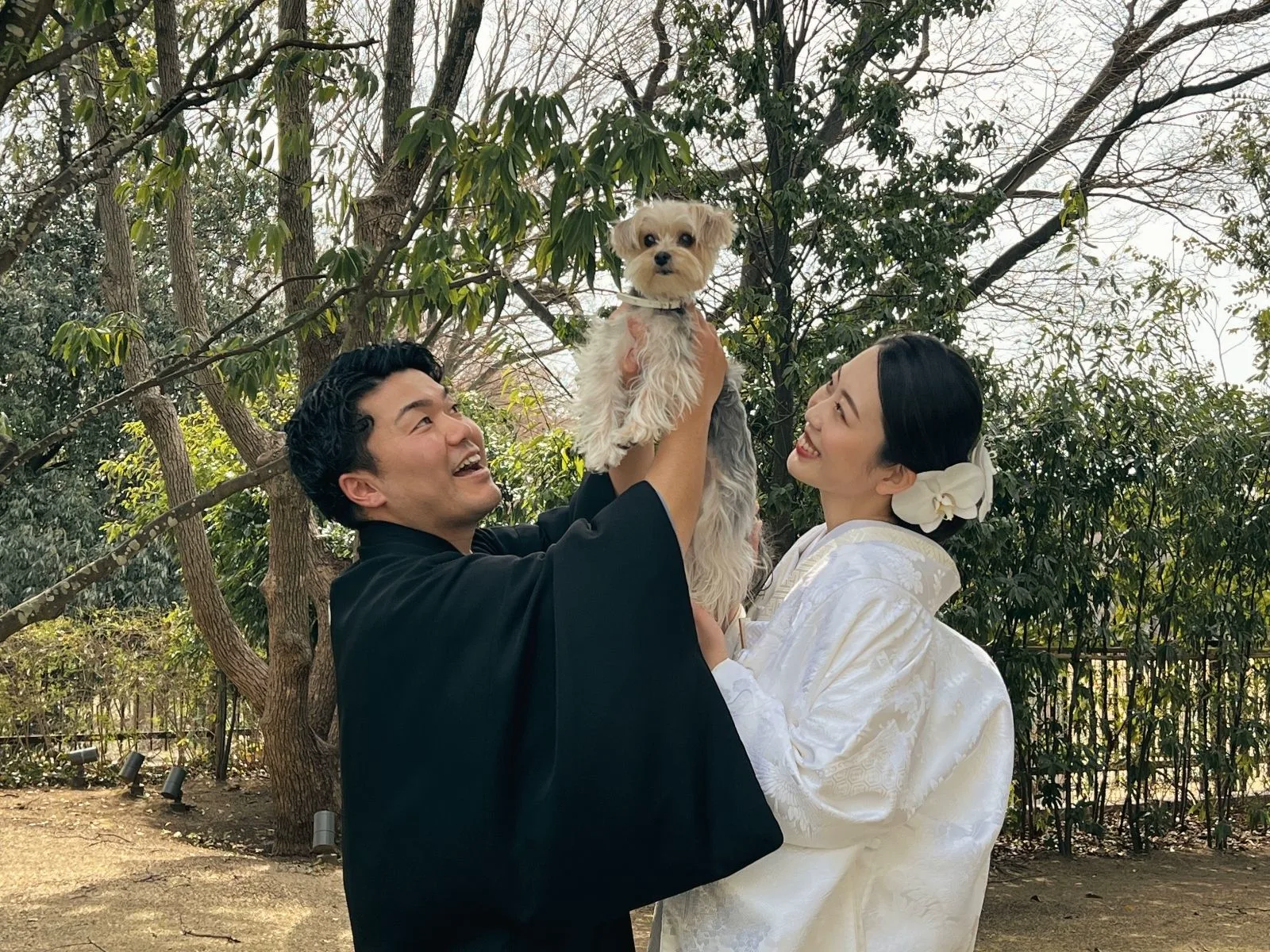 和装のおふたりと愛犬